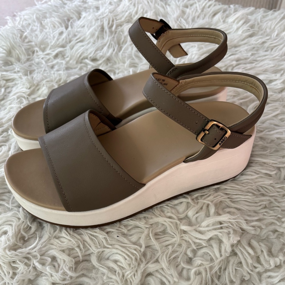 NWOB Abeo Solstice Buckle Wedge Sandals Size 10